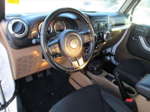 Used 2017 Jeep Wrangler Unlimited Sahara w/ Connectivity Group image 15