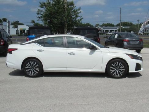 Used 2025 Nissan Altima 2.5 SV image 2