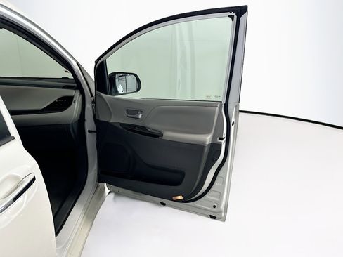 Used 2020 Toyota Sienna XLE image 33