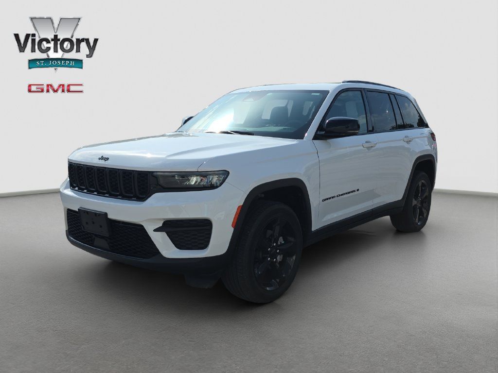 Used 2024 Jeep Grand Cherokee Altitude AWD/4WD image 3