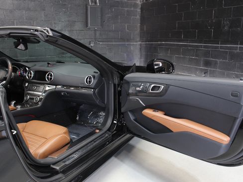 Used 2017 Mercedes-Benz SL 550 image 28
