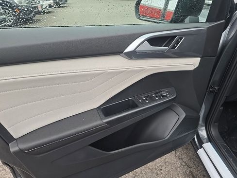 New 2025 Volkswagen Taos SEL image 5