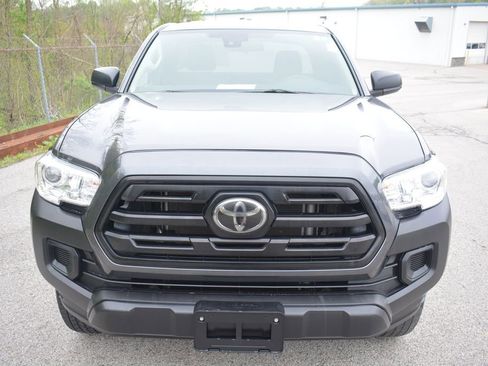 Used 2018 Toyota Tacoma SR AWD/4WD image 2