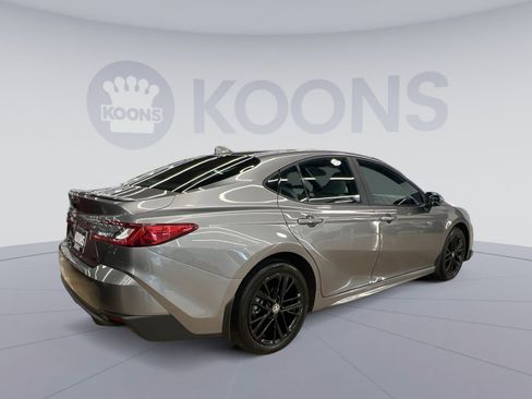 Used 2025 Toyota Camry SE image 4