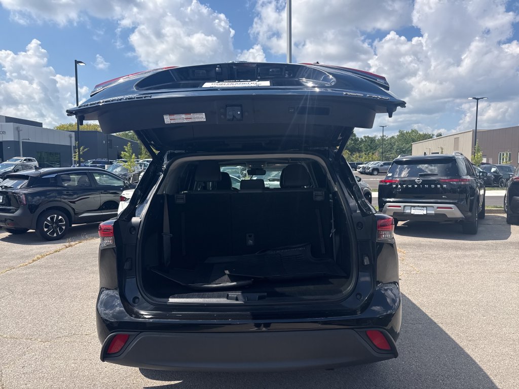 Used 2021 Toyota Highlander XLE AWD/4WD image 9