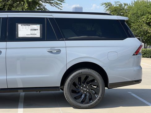 New 2025 Lincoln Navigator L Reserve w/ Jet Appearance Package image 6