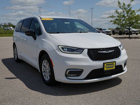 Used 2025 Chrysler Pacifica Select FWD image 4