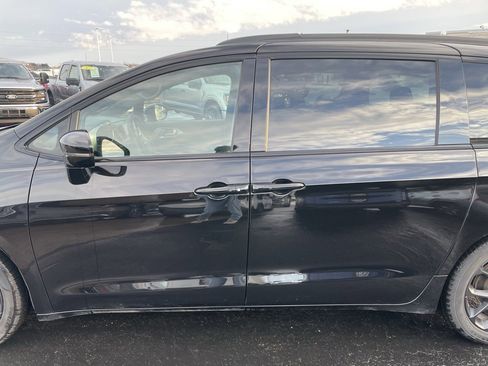 Used 2025 Chrysler Pacifica Limited image 39