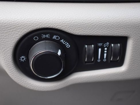 Used 2023 Chrysler Voyager LX image 26