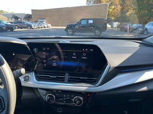 Used 2025 Chevrolet Trax LT image 18