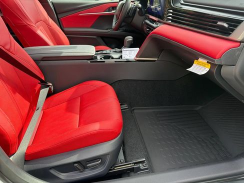 New 2026 Toyota Camry Hybrid FWD image 9