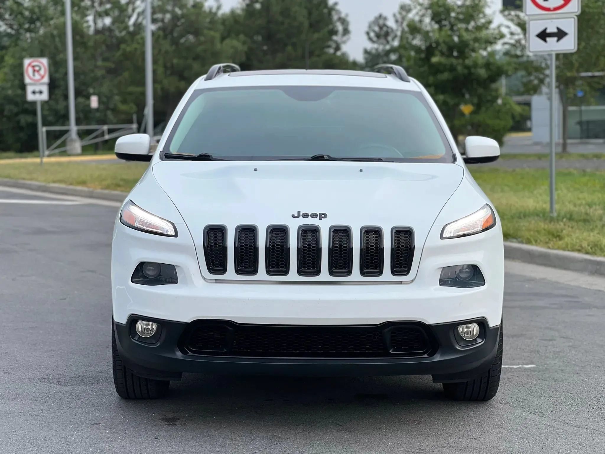 Used 2016 Jeep Cherokee Latitude w/ Comfort/Convenience Group AWD/4WD image 8