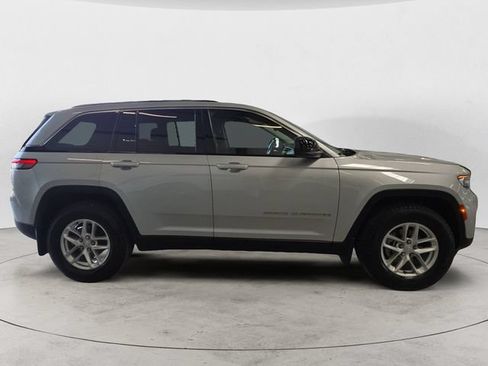 Used 2022 Jeep Grand Cherokee Laredo w/ Luxury Tech Group I AWD/4WD image 4