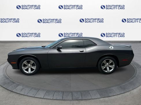 Used 2019 Dodge Challenger SXT RWD image 3