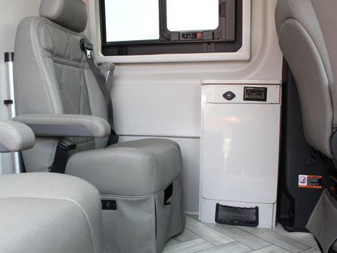Used 2024 Mercedes-Benz Sprinter 3500 image 40