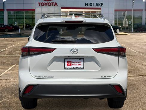 Used 2022 Toyota Highlander XLE AWD/4WD image 4