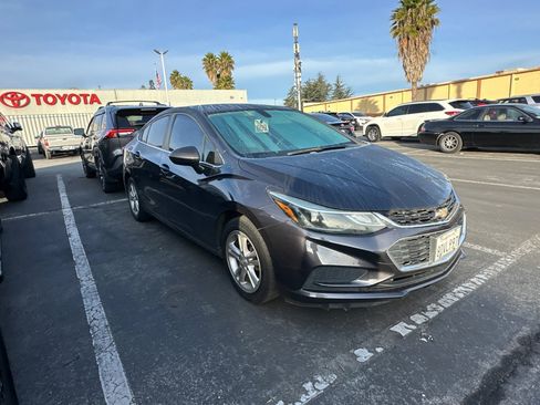 Used 2017 Chevrolet Cruze LT image 2