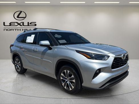 Used 2022 Toyota Highlander XLE FWD image 4
