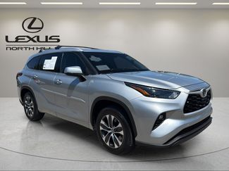 Used 2022 Toyota Highlander XLE FWD video 4