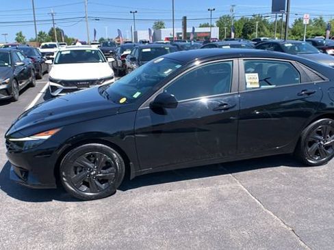Used 2023 Hyundai Elantra SEL FWD image 2