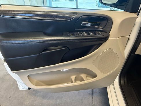 Used 2018 Dodge Grand Caravan SE w/ UConnect Hands-Free Group image 18