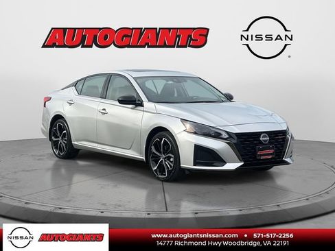Used 2023 Nissan Altima 2.5 SR w/ SR Premium Package image 1