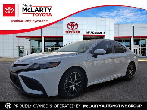 Used 2023 Toyota Camry SE FWD image 1