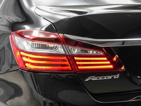 Used 2017 Honda Accord LX image 10