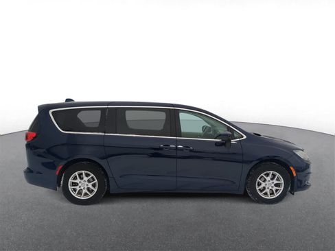 Used 2017 Chrysler Pacifica Touring image 9