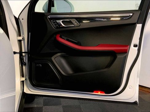 Used 2026 Porsche Macan image 26