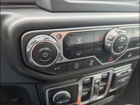 Used 2021 Jeep Gladiator Sport image 12