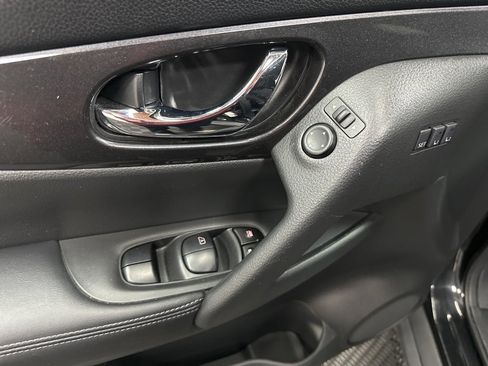 Used 2018 Nissan Rogue SV w/ Premium Package image 18