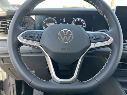 New 2026 Volkswagen Tiguan SE FWD image 19