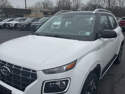 Used 2023 Hyundai Venue Limited w/ Cargo Package image 5
