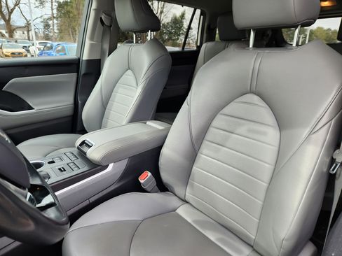 Used 2020 Toyota Highlander XLE image 8