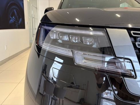 New 2026 Land Rover Range Rover Long Wheelbase SE AWD/4WD image 8