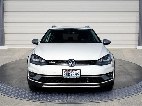 Used 2017 Volkswagen Golf Alltrack SEL image 2