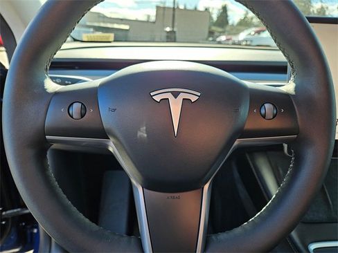 Used 2022 Tesla Model Y Long Range image 18