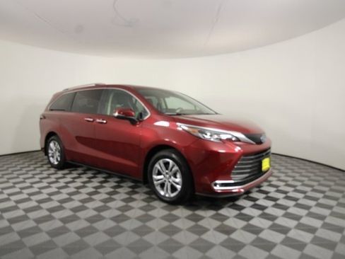 Used 2024 Toyota Sienna Platinum image 5