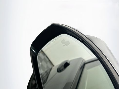 Used 2019 Land Rover Discovery HSE image 16