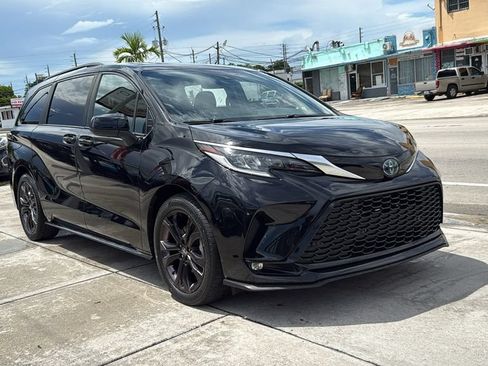 Used 2021 Toyota Sienna XSE w/ XSE Plus Package FWD image 17