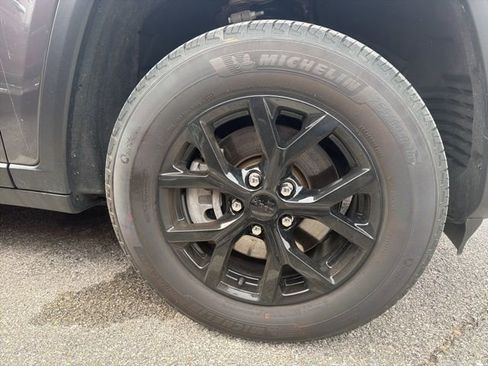 Used 2024 Jeep Grand Cherokee L Laredo image 9