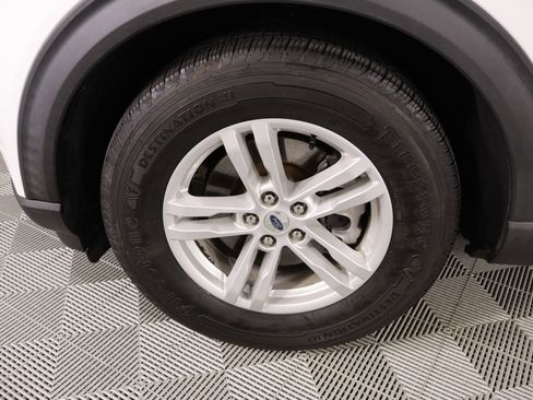 Used 2021 Ford Explorer XLT image 18