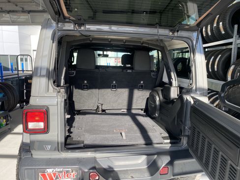 Used 2018 Jeep Wrangler Unlimited Sahara image 7