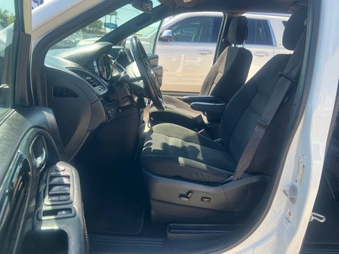 Used 2020 Dodge Grand Caravan SE FWD image 12