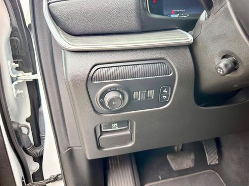 Used 2024 Jeep Wagoneer L Series II RWD image 13