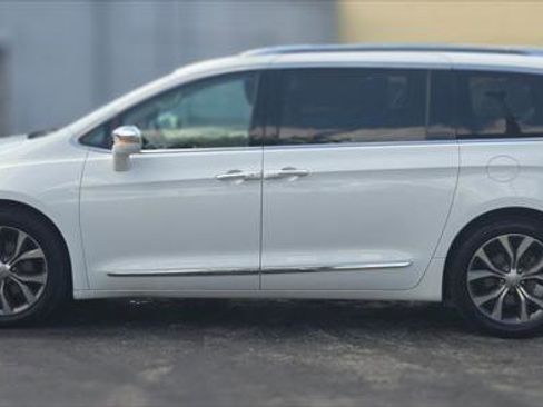 Used 2017 Chrysler Pacifica Limited w/ Tire & Wheel Group FWD image 3