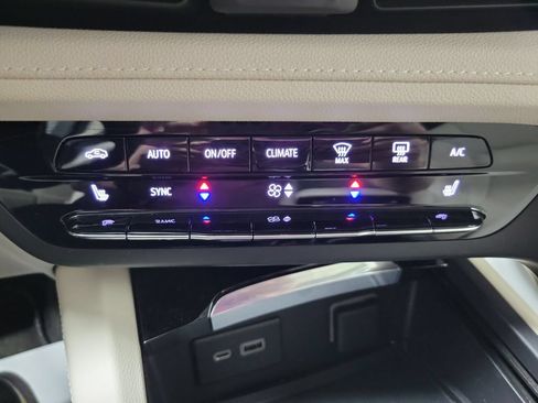 Used 2022 Buick Envision Essence w/ Safety Package FWD image 6