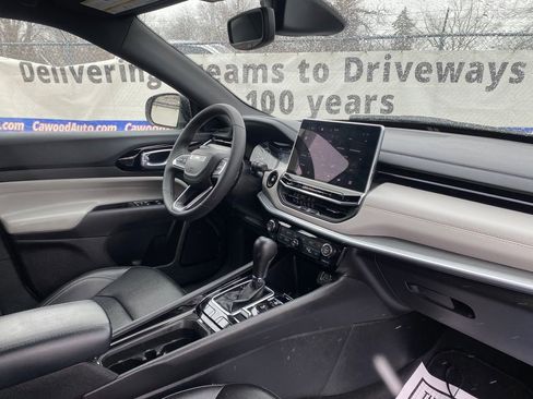 Used 2025 Jeep Compass Limited image 16