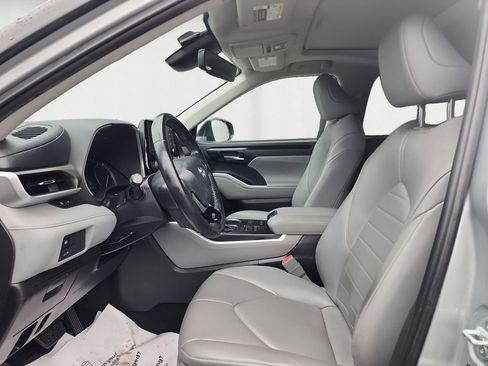 Used 2021 Toyota Highlander XLE AWD/4WD image 9